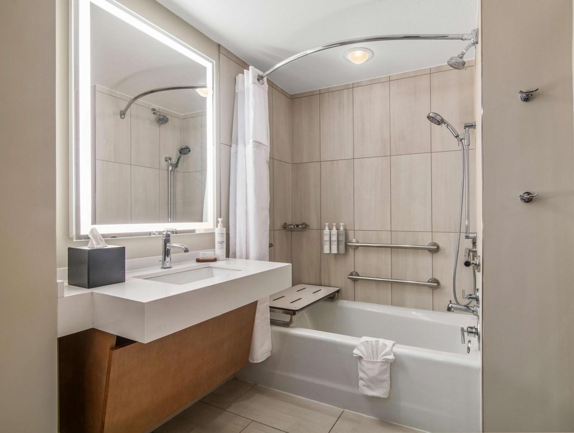 King Suite with Tub - Mobility/Hearing Accessible/Non-Smoking